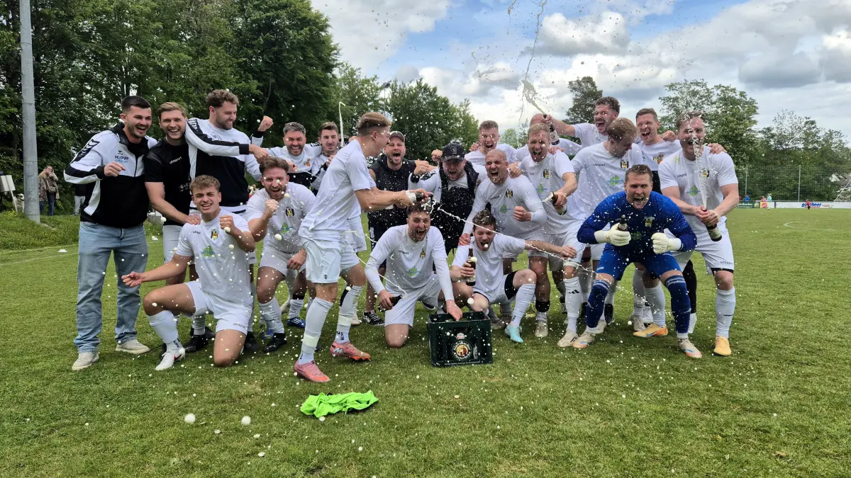 Unverhofft kommt oft: In der vergangenen Saison eigentlich in die Kreisliga angestiegen, hat der VfR Sulz nun sein Meisterstück in Wittendorf gemacht. Da Verfolger Gechingen gegen Nagold II verloren hat, reichte das 3:3 zum vorzeitigen Aufstieg.
