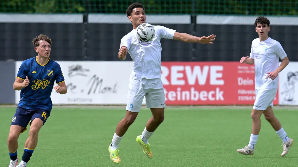 Fussball VL | Young Boys Reutlingen vs. SSV Ehingen-Sued: Fussball VL | Young Boys Reutlingen (weiss) vs. SSV Ehingen-Sued (blau) // 2026-05-17 // Foto: Joachim Baur // #20 Thomas Michael Diescher (Young Boys Reutlingen) / #14 Elias Kamper (SSV Ehingen-Sued)