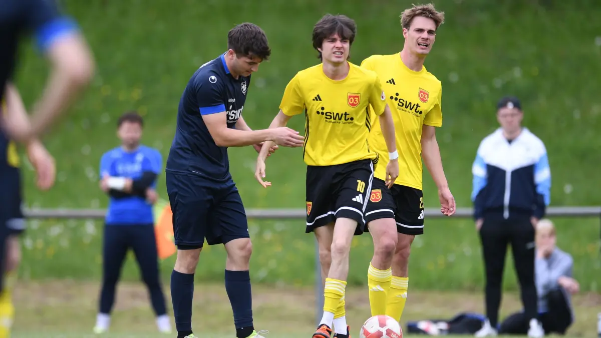GER, SV Pfrondorf - SV 03 Tuebingen, Fussball, Bezirksliga Alb, Spielzeit 2025/2026, 17.05.2026: Mika Haensel (re, Tuebingen) mit Moritz Walz (li, Pfrondorf)
GER, SV Pfrondorf - SV 03 Tuebingen, Fussball, Bezirksliga Alb, Spielzeit 2025/2026, 17.05.2026
Foto: Eibner-Pressefoto/Moritz Liss