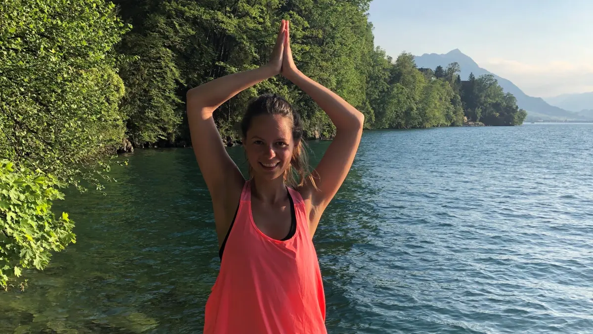 In der Ruhe liegt die Kraft: Nisha di Giorgio zeigt die Kunst der Asanas und bringt moderne Yoga-Power aufs Land.