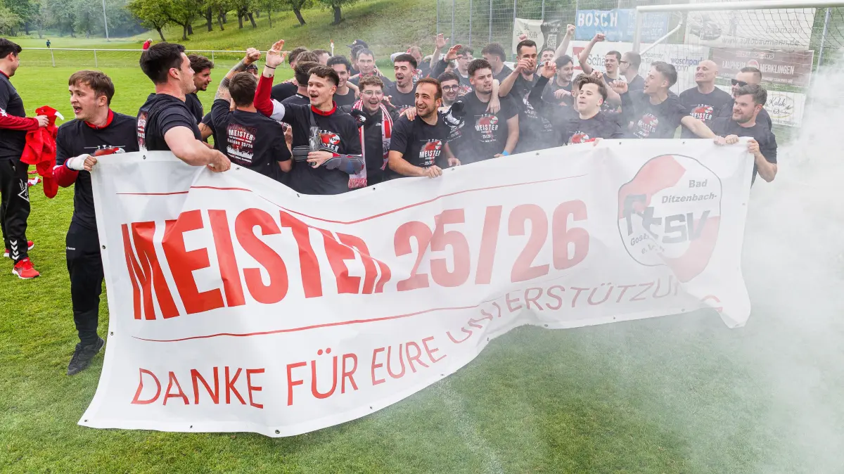 Fußball Kreisliga B9: Fußball Kreisliga B9; FTSV Bad Ditzenbach/Gosbach - TV Eybach;
Jubel beim Meister der Kreisliga B9, dem FTSV Bad Ditzenbach/Gosbach - TV Eybach;
17.05.2026; Gosbach.
Foto: Thomas Madel