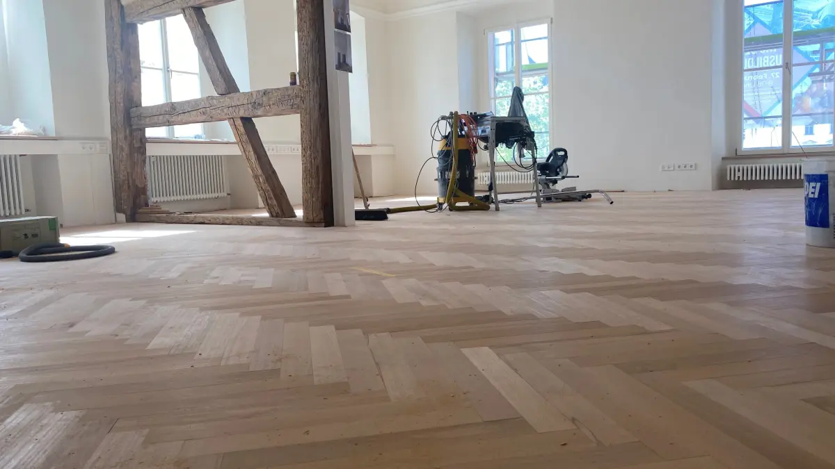 Aufwändig zu sanieren: Nicht nu das Parkett in Fischgräten-Muser wurde in vielen Räumen erneuert, auch der Stuck an den Decken oder ganze Balken wurden ausgebessert. Die Modernisierung der Elektrik war ebenfalls ein wichtiger Bestandteil der Arbeiten.