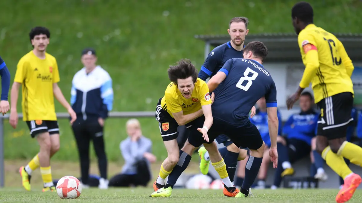 GER, SV Pfrondorf - SV 03 Tuebingen, Fussball, Bezirksliga Alb, Spielzeit 2025/2026, 17.05.2026: Mika Haensel (li, Tuebingen) im Zweikampf mit Moritz Walz (re, Pfrondorf)
GER, SV Pfrondorf - SV 03 Tuebingen, Fussball, Bezirksliga Alb, Spielzeit 2025/2026, 17.05.2026
Foto: Eibner-Pressefoto/Moritz Liss