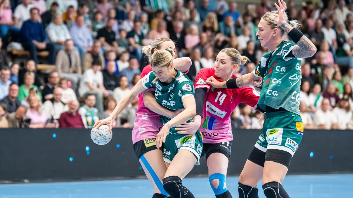 Frisch Auf Goeppingen vs. SV Union Halle-Neustadt, Handball, 1. Bundesliga, Spielzeit 2025/2026, 17.05.2026: Sina Ehmann (Frisch Auf Frauen, #22) wird von Tina Wagenlader (SV Union Halle-Neustadt, #14) und Lea Gruber (SV Union Halle-Neustadt, #19) gestoppt, Frisch Auf Goeppingen vs. SV Union Halle-Neustadt, Handball, 1. Bundesliga, Spielzeit 2025/2026, 17.05.2026
Foto: Eibner-Pressefoto/Michael Schmidt