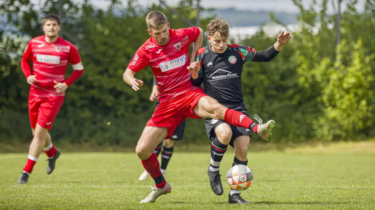Fußball, Kreisliga B3 Donau/Iller, Hält der SC Unterweiler (rot) den Anschluss an die Top 2 oder behauptet sich die SGM Bazheim/Dietenheim (schwarz) an der Spitze - Nr 4 rot - Nr 18 schwarz