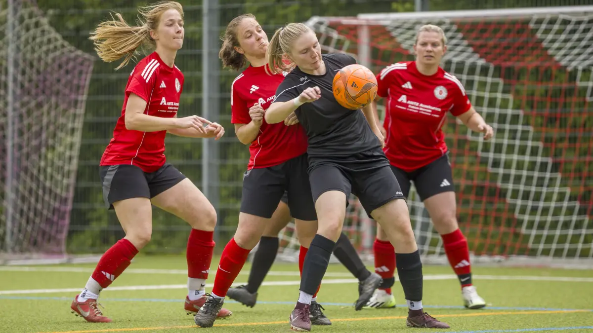 Fußball, Donau/Iller, Regionenliga 3, Rückt der VfL Ulm/Neu-Ulm (schwarz) gegen den TSV Hüttlingen (rot) vor auf den Relegationsplatz - Nr 3 schwarz