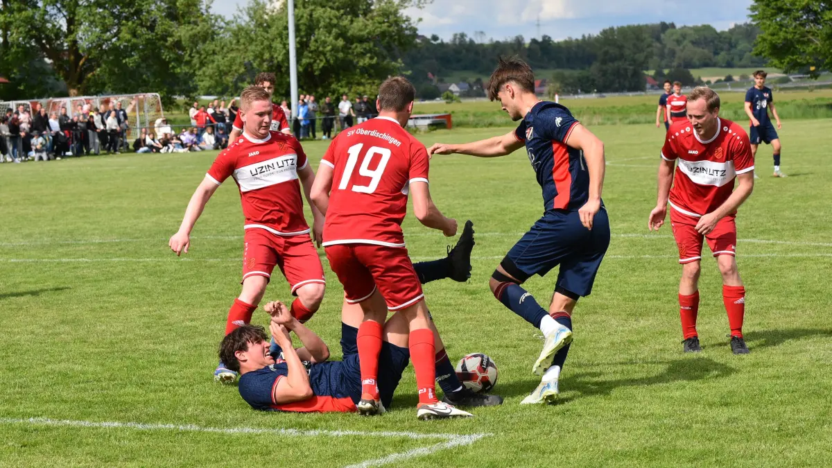 Riesenjubel bei der SGM Oberdischingen/Ersingen. Nach dem 3:3 gegen Emerkingen/Süd II und dem 2:2 von Ermingen gegen Altheim steht die SGM als Meister der Kreisliga A1 fest.