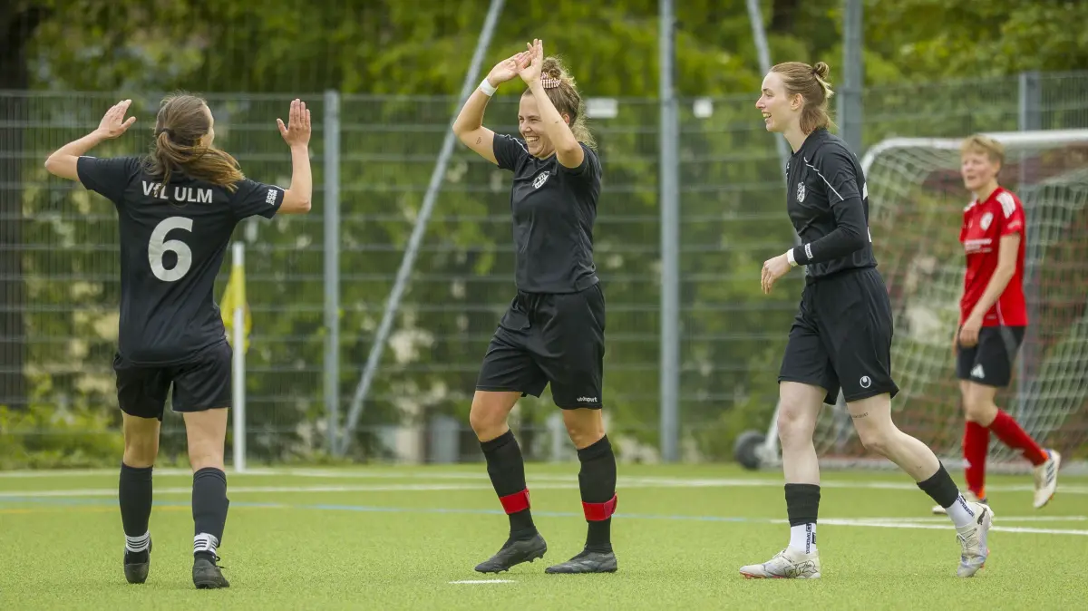Fußball, Donau/Iller, Regionenliga 3, Rückt der VfL Ulm/Neu-Ulm (schwarz) gegen den TSV Hüttlingen (rot) vor auf den Relegationsplatz - Nr 4 Torschützin schwarz mitte, Jubel