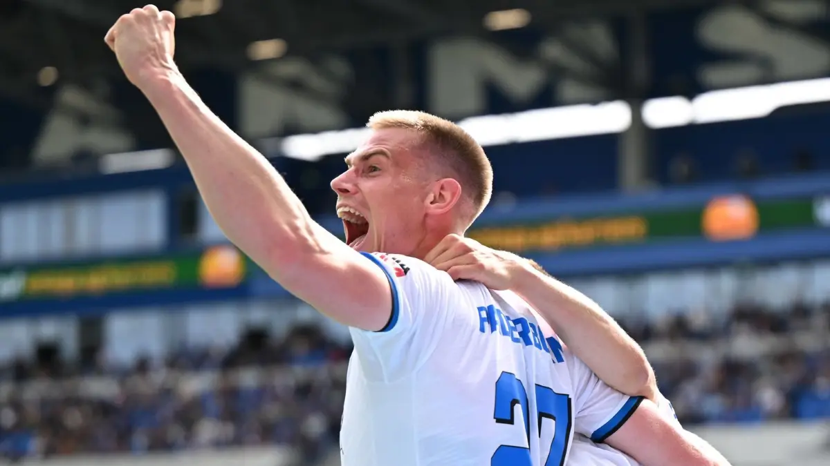 Darmstadt 98 - SC Paderborn 07: 17.05.2026, Hessen, Darmstadt: Fußball, Männer: 2. Bundesliga, Darmstadt 98 - SC Paderborn 07, 34. Spieltag, Merck-Stadion am Böllenfalltor. Steffen Tigges (l, SC Paderborn) und Torschütze Sven Michel (SC Paderborn) bejubeln das Tor zum 0:2. WICHTIGER HINWEIS: Gemäß den Vorgaben der DFL Deutsche Fußball Liga bzw. des DFB Deutscher Fußball-Bund ist es untersagt, in dem Stadion und/oder vom Spiel angefertigte Fotoaufnahmen in Form von Sequenzbildern und/oder videoähnlichen Fotostrecken zu verwerten bzw. verwerten zu lassen. Foto: Florian Wiegand/dpa +++ dpa-Bildfunk +++