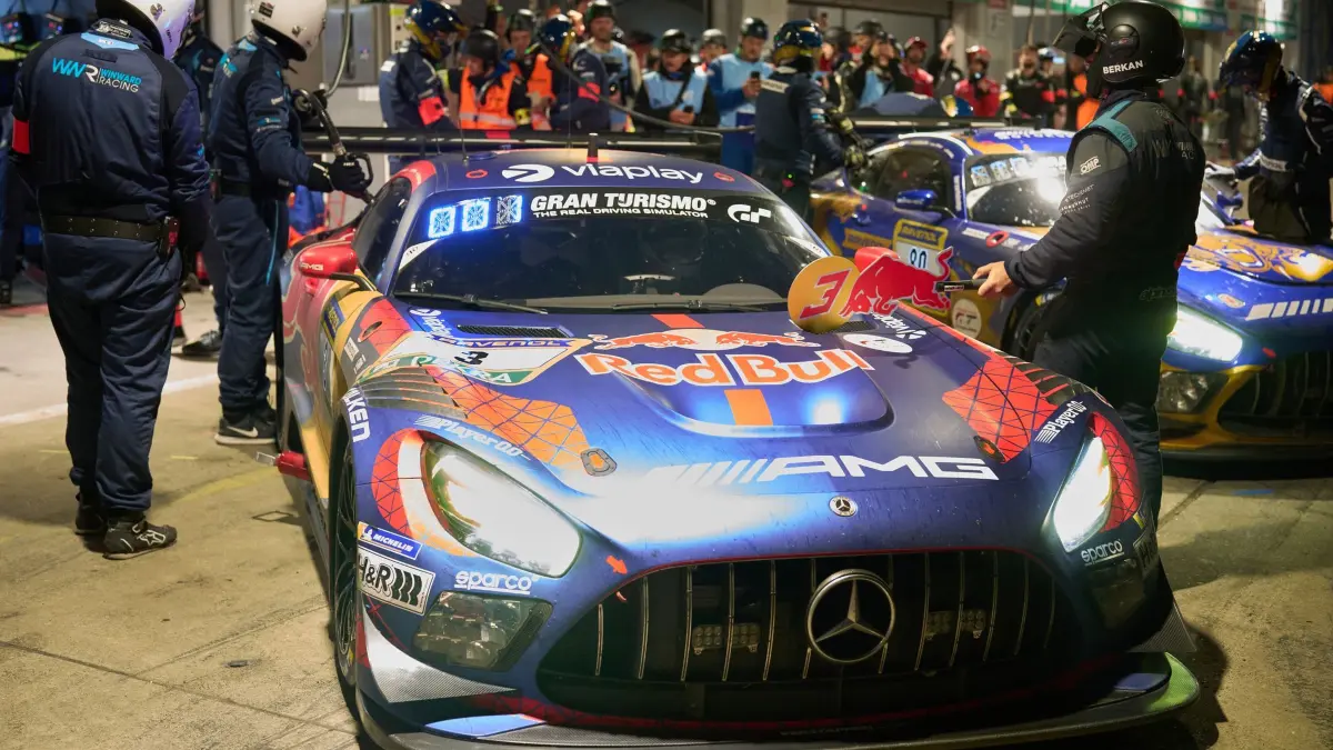 24-Stunden-Rennen auf dem Nürburgring: 16.05.2026, Rheinland-Pfalz, Nürburg: Zeitgleicher Boxenstop am Mercedes AMG GT3 von Max Verstappen (vorne) und am zu der Zeit in Führung liegenden Mercedes AMG GT3 vom Mercedes-AMG Team RAVENOL mit Maro Engel, (GER) Luca Stolz, (GER) Fabian Schiller (GER) und Maxime Martin (GER) während des 24-Stunden-Rennens auf dem Nürburgring. Foto: Thomas Frey/dpa +++ dpa-Bildfunk +++