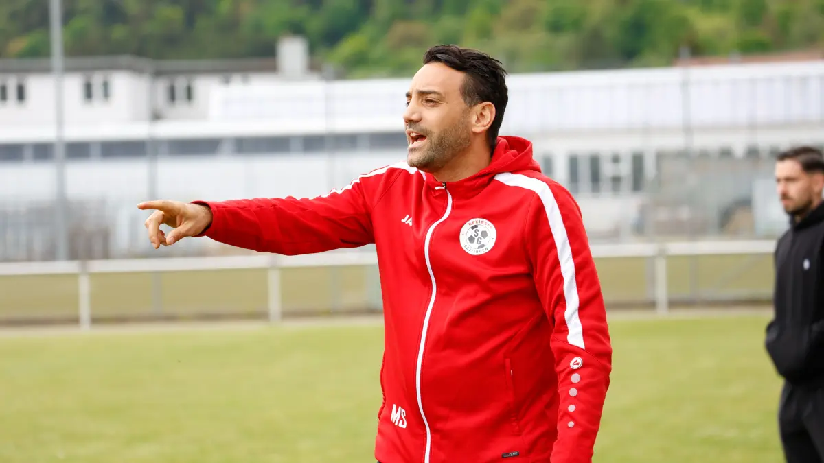 SGM Rexingen/Dettingen/Beta - SG Vöhringen II, Fussball, Herren, Kreisliga A3, 23.Spieltag, Saison 2025/2026, 17.05.2026: Mahir Savranlioglu, SGM Rexingen/Dettingen/Betra #Trainer, SGM Rexingen/Dettingen/Beta - SG Vöhringen II, Fussball, Herren, Kreisliga A3, 23.Spieltag, Saison 2025/2026, 17.05.2026
Foto: EIbner-Pressefoto/Philipp Theiss