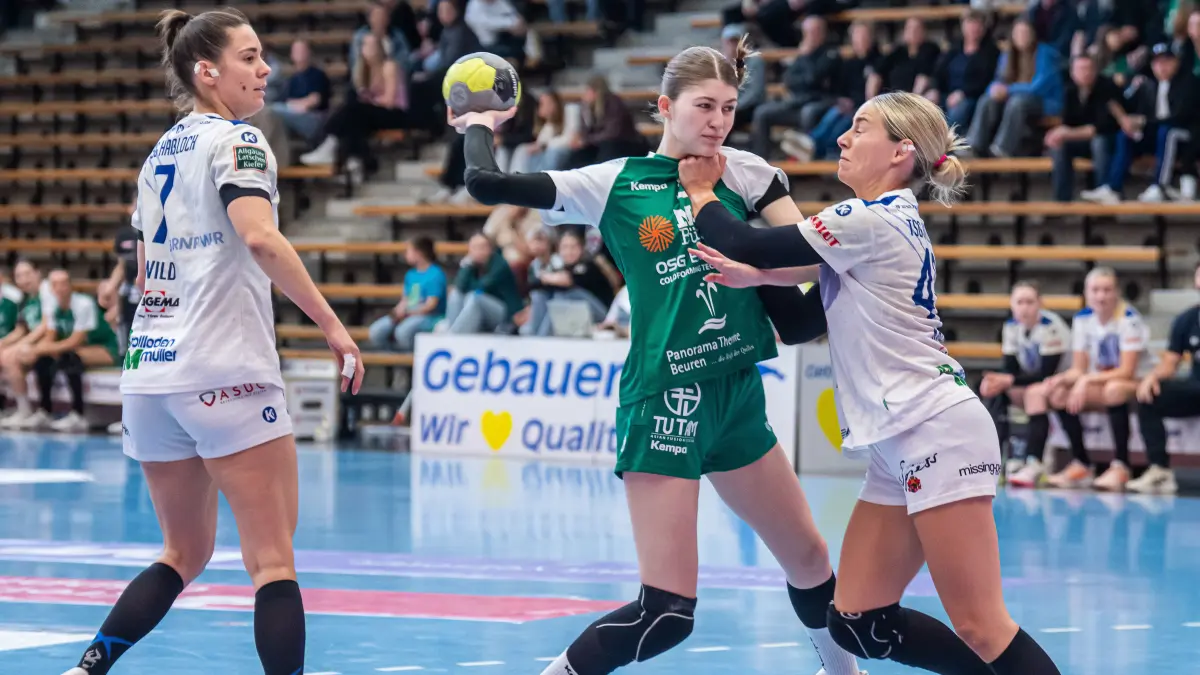 Frisch Auf Goeppingen 2 vs. TSG Hassloch, Handball, Relegation 3. Liga, Spielzeit 2025/2026, 17.05.2026: Sara Pilat (Frisch Auf Goeppingen 2, #05) im Zweikampf mit Lucie Krein (TSG Hassloch, #49), Frisch Auf Goeppingen 2 vs. TSG Hassloch, Handball, Relegation 3. Liga, Spielzeit 2025/2026, 17.05.2026
Foto: Eibner-Pressefoto/Michael Schmidt