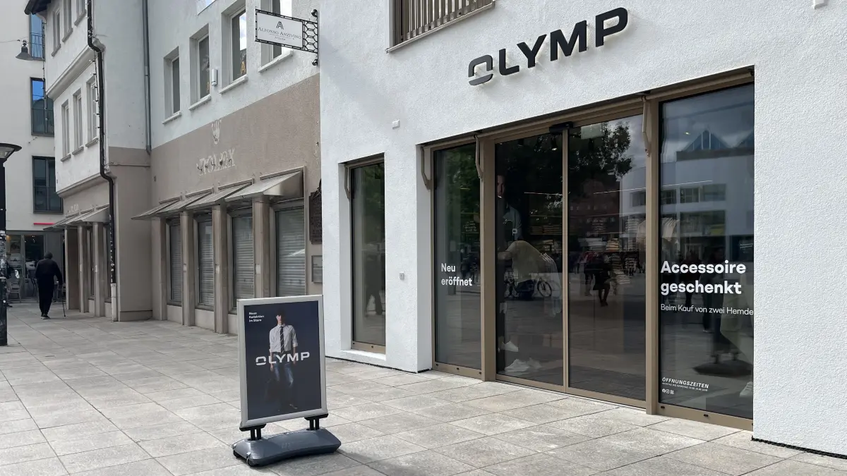 Im Schaufenster spiegelt sich das gegenüberliegende Stadthaus: Am Münstersplatz hat Olymp ein Geschäft für Männermode eröffnet.