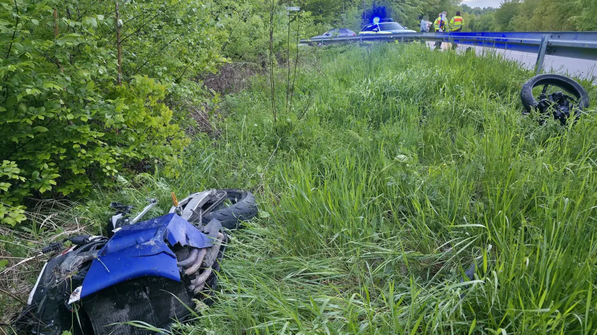 Waldenbuch: Motorrad nach Unfall in zwei Teile gerissen: Am Samstag (16.05.2026) kam es gegen 19:33 Uhr auf der Kreisstrasse 1050 zwischen Waldenbuch und Weil im Schoenbuch zu einem schweren Verkehrsunfall. Ermittlungen zufolge befuhr ein 27 Jahre alter Kradlenker mit seiner Honda CBR die Kreisstrasse von Weil im Schoenbuch in Fahrtrichtung Waldenbuch. Nachdem er zunaechst einen Pkw ueberholte und bereits wieder eingeschert war, vollzog der Lenker grundlos Schlangenlinien. Dabei geriet der 27-Jaehrige auf Hoehe eines Feldweges leicht in das dort rechtsseitig angrenzende Kiesbett, verlor die Kontrolle und kam zu Fall. Der Kradlenker wurde auf die Fahrbahn geschleudert, kam dort zum Liegen und zog sich schwere Verletzungen zu. Der 27-Jaehrige wurde mit einem Rettungshubschrauber in ein umliegendes Krankenhaus transportiert. Die Honda wurde unter der rechten Leitplanke hindurchgeschleudert und in zwei Teile gerissen. Der Sachschaden am Krad belaeuft sich auf 5.000 Euro. Bezueglich des entstandenen Sachschadens an der Leitplanke liegt noch keine Schadenshoehe vor. Fuer die Dauer der Verkehrsunfallaufnahme, Versorgung des Verletzten sowie die Bergung des verunfallten Krads wurde der Streckenabschnitt bis kurz vor 22:00 Uhr voll gesperrt. Zu nennenswerten Verkehrsbeeintraechtigungen kam es nicht. Das Polizeipraesidium Ludwigsburg hatte zeitweise bis zur vier Streifen im Einsatz. Die Ermittlungen zum Unfall hat die Verkehrspolizeiinspektion Ludwigsburg uebernommen. Zeugen, die Angaben zum Sachverhalt machen koennen, werden gebeten, sich mit der Verkehrspolizeiinspektion Ludwigsburg unter der Telefonnummer 0711 6869 0 oder per E-Mail an stuttgart-vaihingen.vpi@polizei.bwl.de in Verbindung zu setzen.