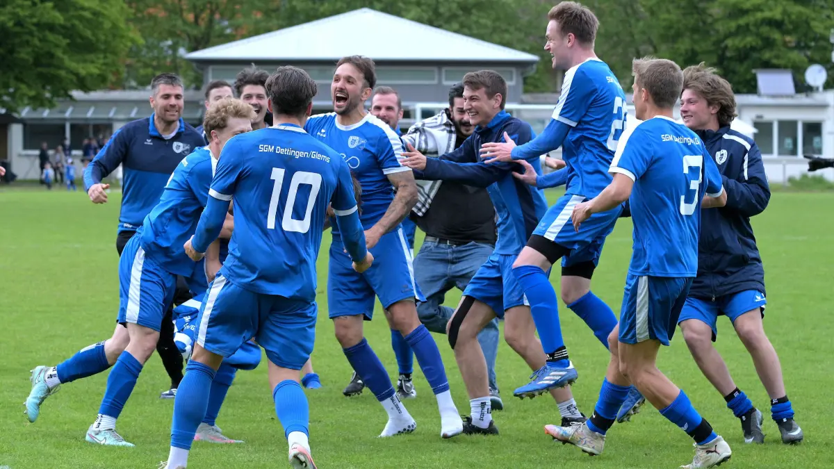 Fussball BL | SGM Dettingen/Glems vs. TSV Ofterdingen: Fussball BL | SGM Dettingen/Glems (blau) vs. TSV Ofterdingen (rot) // 2026-05-17 // Foto: Joachim Baur // Siegjubel der SGM bei Spielende