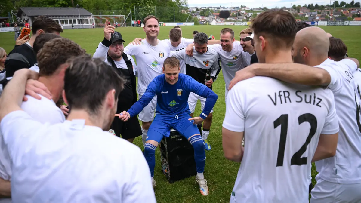 Fussball Bezirksliga NSW 2025/2026 SV Wittendorf - VfR Sulz JUBEL VfR Sulz, das Team feiert die Meisterschaft: Fussball Bezirksliga NSW 2025/2026
17.05.2026
SV Wittendorf - VfR Sulz
JUBEL VfR Sulz, das Team feiert die Meisterschaft; Torwart Falk Kitzlinger auf der Musikbox
FOTO: Pressefoto ULMER / Markus Ulmer xxNOxMODELxRELEASExx