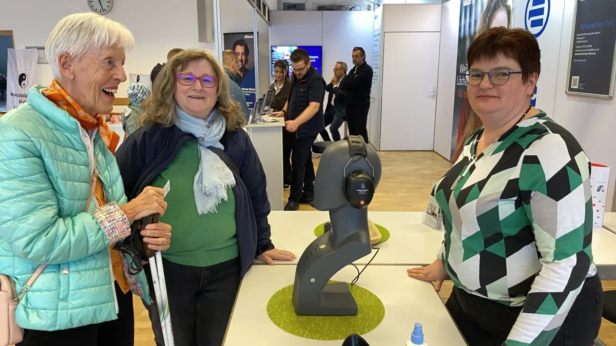 Lagerverkauf meets Gesundheitstag, Hörtest bei Karin Schenk