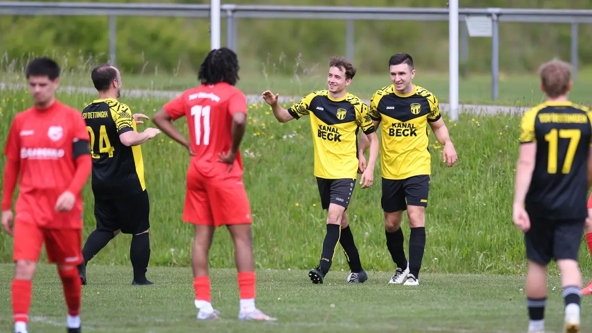 GER, TSV Dettingen - TSV Ofterdingen, Fussball, Kreisliga A3 Alb, Spielzeit 2025/2026, 17.05.2026: Jubel TSV Dettingen mit Timo Karrer (2.v.l.), Ricardo Carili (mi), Leon Beck (2.v.r.) und Jonas Kapp (re, alle Dettingen)
GER, TSV Dettingen - TSV Ofterdingen, Fussball, Kreisliga A3 Alb, Spielzeit 2025/2026, 17.05.2026
Foto: Eibner-Pressefoto/Moritz Liss