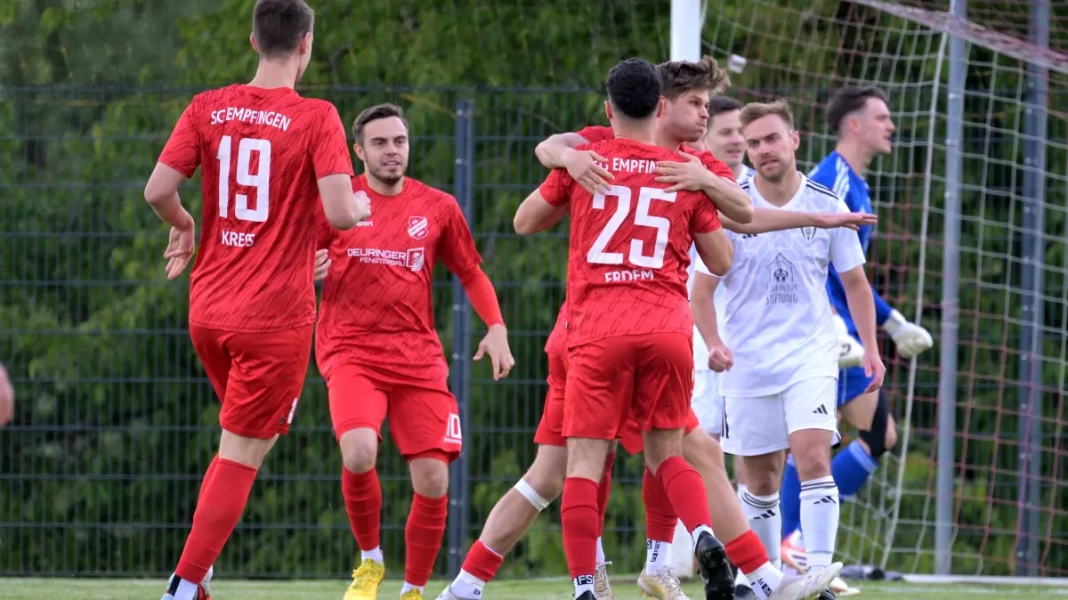 Der zweifache Torschütze Moritz Zug feiert seinen ersten Treffer gegen Bösingen zusammen mit Mitspieler Sergen Erdem.