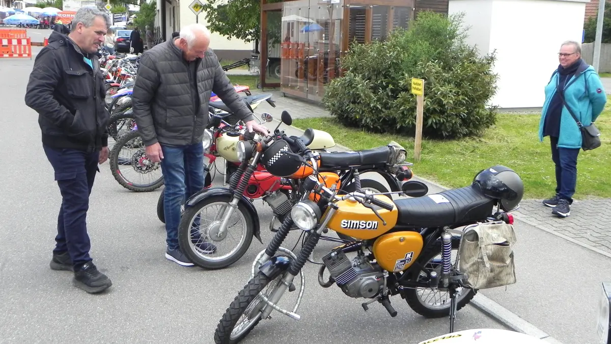 Nicht nur für Nostalgiker schön: Einer der Höhepunkte beim Bittelbronner Dorffest war die Parade von alten Mofas, Mokicks und Mopeds.