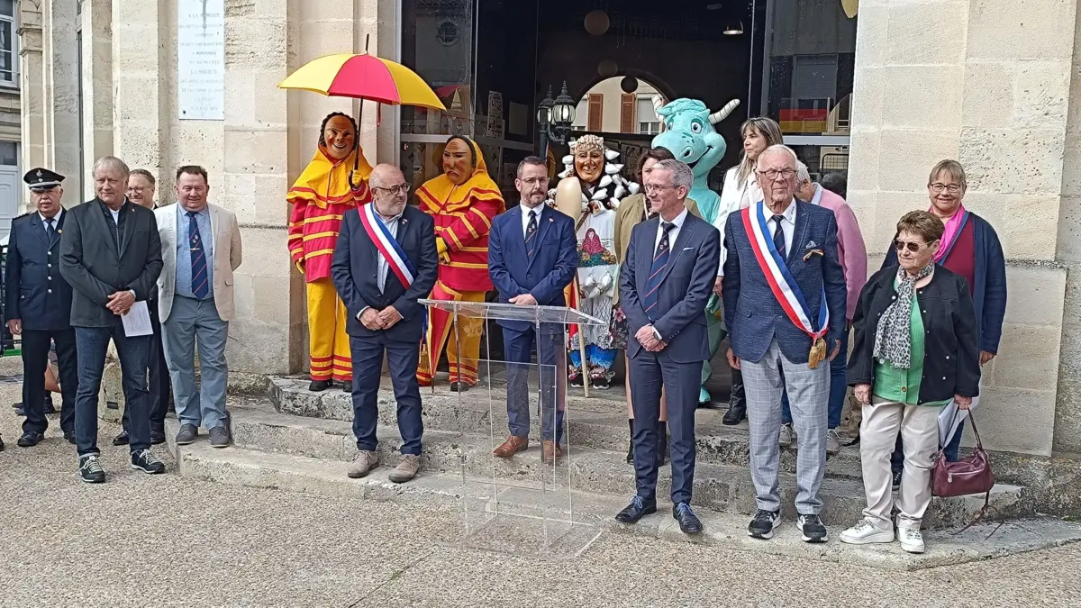 Großer Bahnhof in Montendre - mit amtierenden und ehemaligen Bürgermeistern, Sulzer Narren und natürlich Salzdrache Streusel