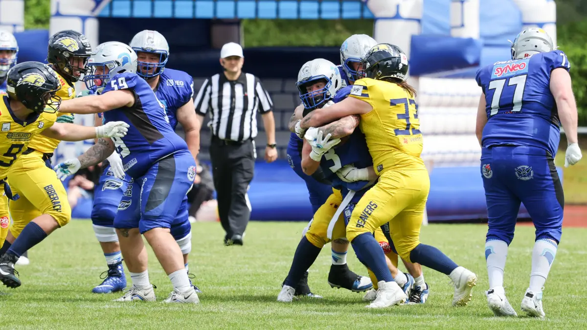 Albershausen Crusaders - Biberach Beavers: Albershausen Crusaders - Biberach Beavers
Fabian Herbst (3) fest im Griff der Biber.