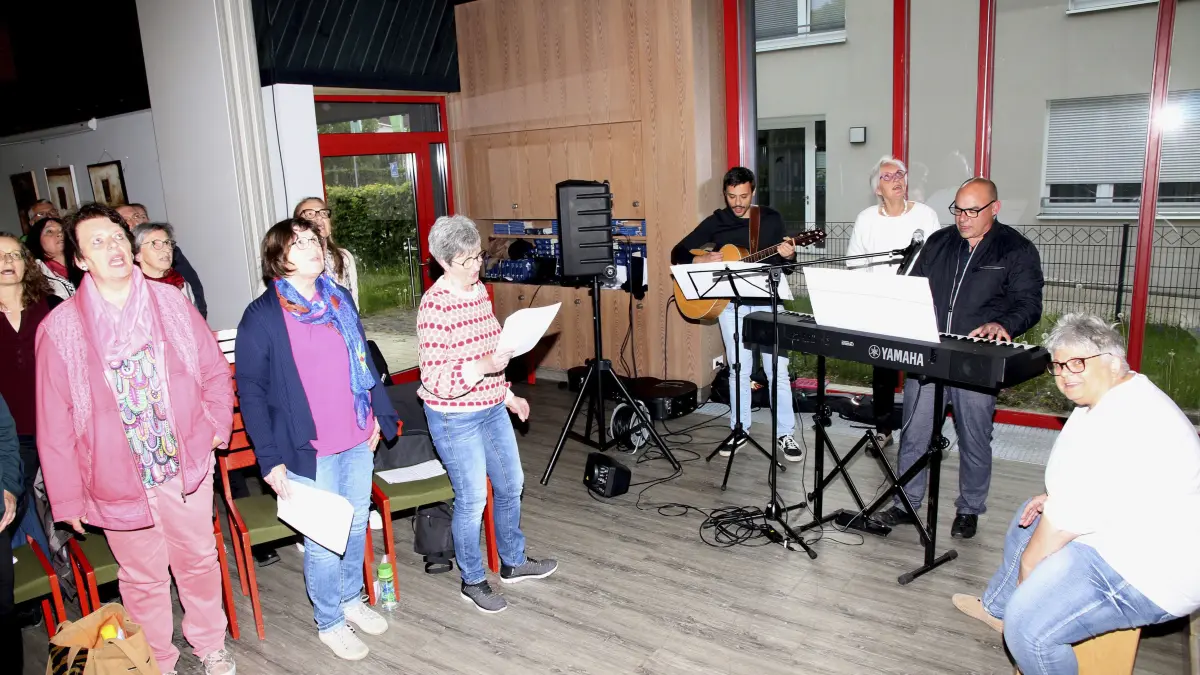 Pop-Rock-Gottesdienst im evangelischen Gemeindezentrum Wiesensteig mit Pfarrerin Yasna Crüsemann und Pfarrer Frederik Seeger