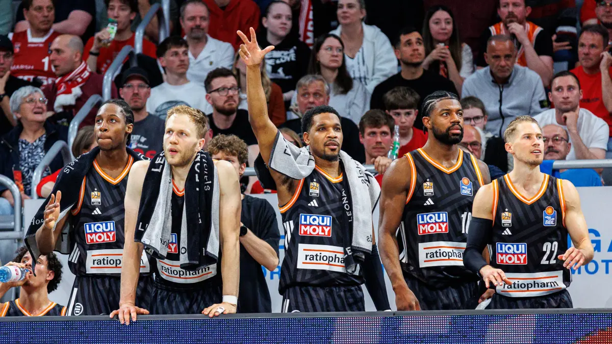 BMA365 Bamberg Baskets vs. ratiopharm Ulm, Basketball, easyCredit BBL, Playoff Viertelfinale, Spiel 2, 18.05.2026: Mohamed Diakite (ratiopharm Ulm, #05), Christian Sengfelder (ratiopharm Ulm, #43), Justin Simon (ratiopharm Ulm, #15), Malik Osborne (ratiopharm Ulm, #10), Thomas Klepeisz (ratiopharm Ulm, #22), Team, Mannschaft, jubelt, Jubel, positive Emotionen, positive Emotion,
BMA365 Bamberg Baskets vs. ratiopharm Ulm, Basketball, easyCredit BBL, Playoff Viertelfinale, Spiel 2, 18.05.2026
Foto: Eibner-Pressefoto/Guener Santemiz