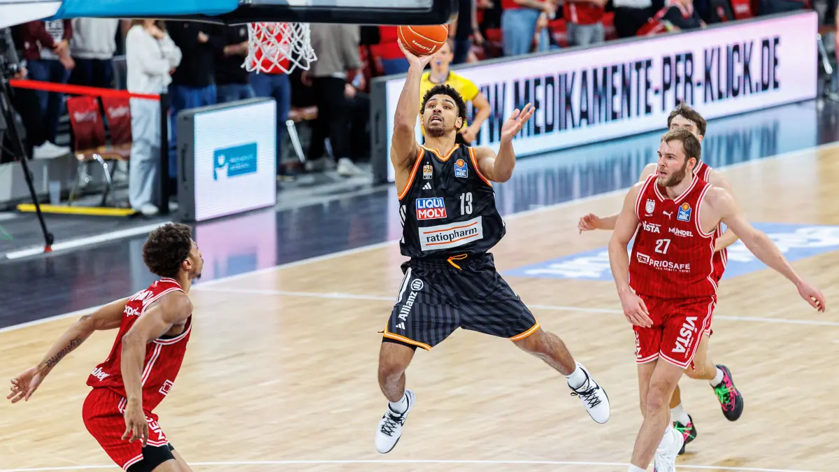 BMA365 Bamberg Baskets vs. ratiopharm Ulm, Basketball, easyCredit BBL, Playoff Viertelfinale, Spiel 2, 18.05.2026: Demarcus Demonia (BMA365 Bamberg Baskets, #08), Mark Smith (ratiopharm Ulm, #13), Moritz Krimmer (BMA365 Bamberg Baskets, #27),
BMA365 Bamberg Baskets vs. ratiopharm Ulm, Basketball, easyCredit BBL, Playoff Viertelfinale, Spiel 2, 18.05.2026
Foto: Eibner-Pressefoto/Guener Santemiz