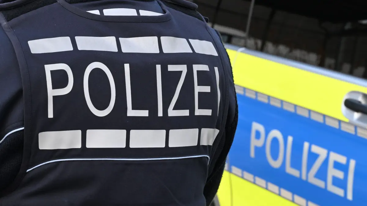 Polizei: ARCHIV - 03.12.2024, Baden-Württemberg, Stuttgart: Der Schriftzug «Polizei» ist auf einem Einsatzfahrzeug und auf der Dienstkleidung der Polizei aufgebracht. (zu dpa: «Per Kopfhörer geortet - Polizei schnappt Einbrecher») Foto: Bernd Weißbrod/dpa +++ dpa-Bildfunk +++