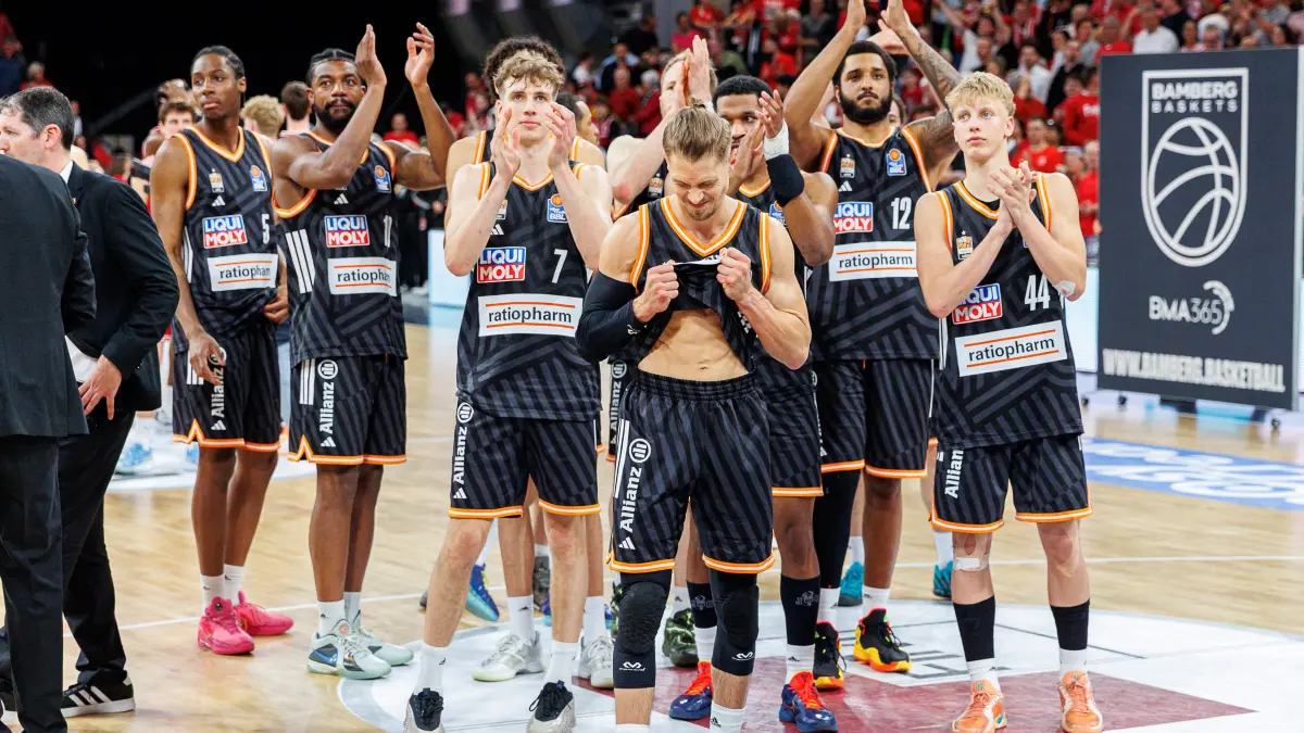 BMA365 Bamberg Baskets vs. ratiopharm Ulm, Basketball, easyCredit BBL, Playoff Viertelfinale, Spiel 2, 18.05.2026: Thomas Klepeisz (ratiopharm Ulm, #22), Team, Mannschaft, Spielende, enttaeuscht, Enttaeuschung, negative Emotionen, negative Emotion,
BMA365 Bamberg Baskets vs. ratiopharm Ulm, Basketball, easyCredit BBL, Playoff Viertelfinale, Spiel 2, 18.05.2026
Foto: Eibner-Pressefoto/Guener Santemiz