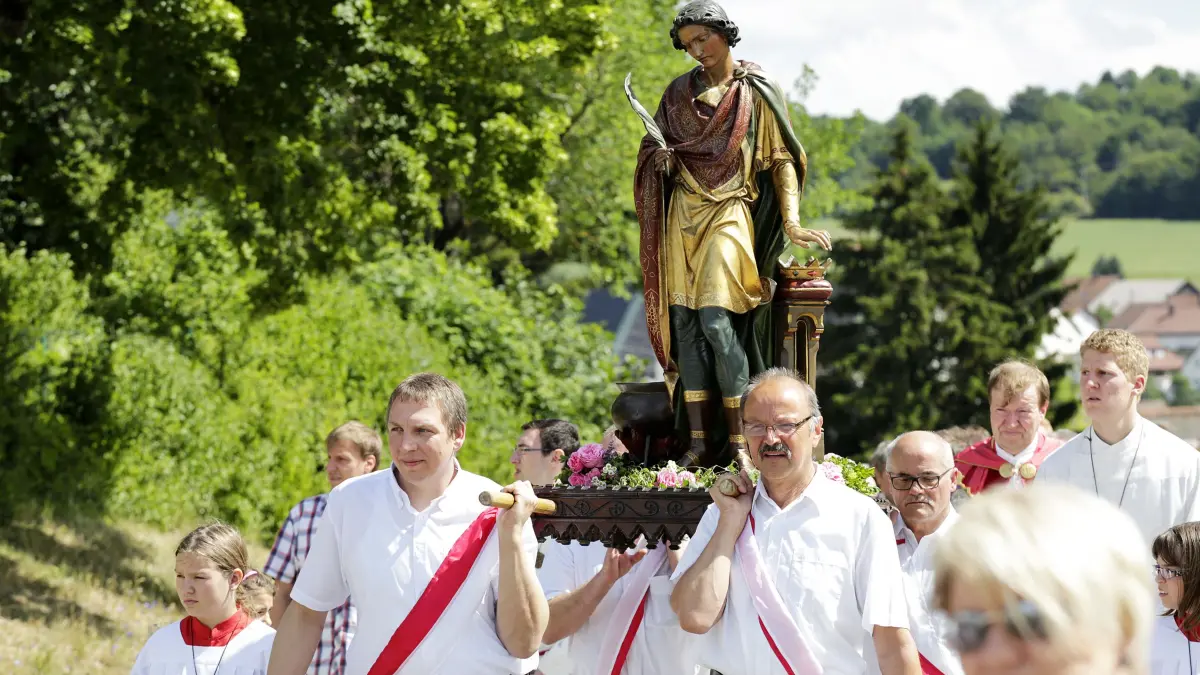Beim Veitsfest in Treffelhausen wird die Figur des Schutzheiligen in einer Prozession von der Sankt-Vitus-Kirche zum Wetterkreuz bei der Roggentalhalle getragen. St.Vitus-Straße (K1400).