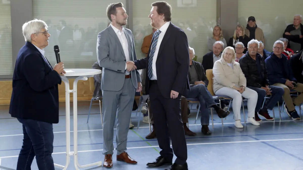 Wahlabend Gerabronn: Heidegret Mayer (links) verkündete am Sonntag das Ergebnis, Jonas Mauch und Kevin Leiser (von rechts) gaben sich danach die Hand. Sie gehen in die Stichwahl.