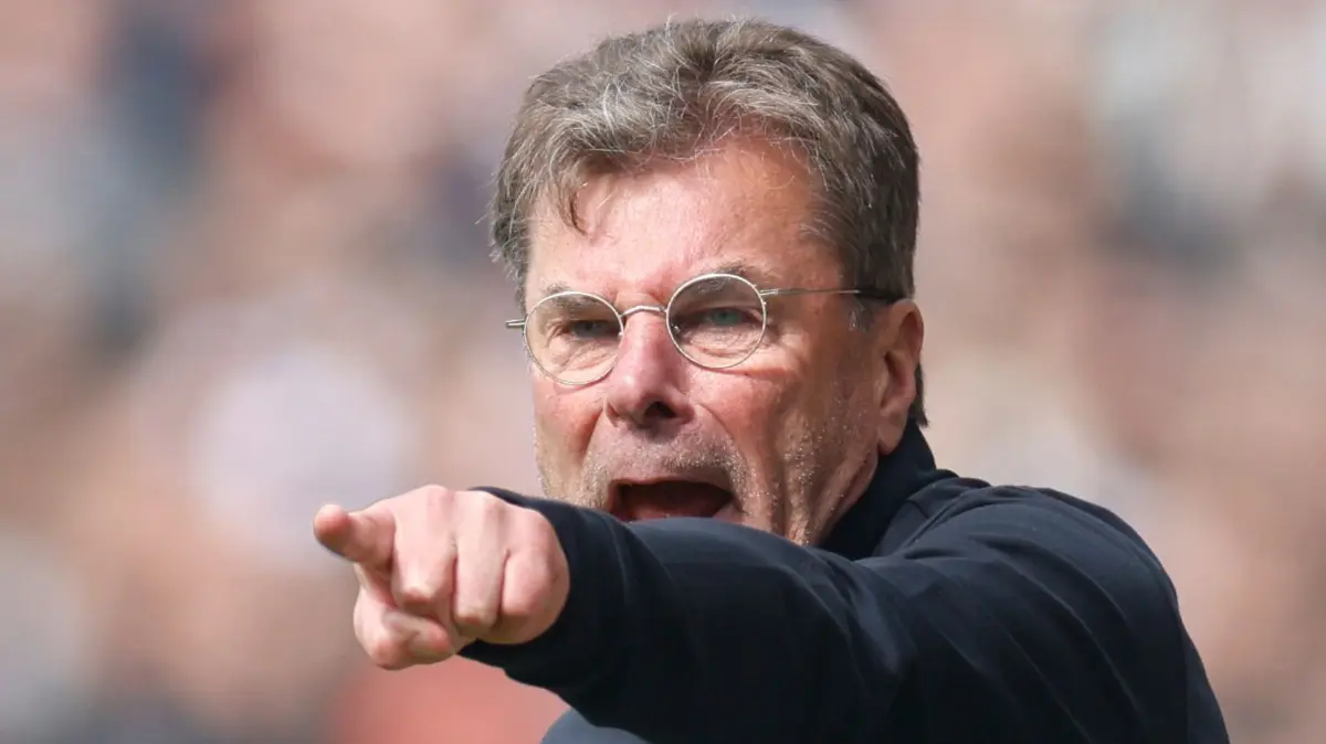 Trainer Dieter Hecking vom VfL Wolfsburg: 16.05.2026, Hamburg: Fußball, Männer: Bundesliga, FC St. Pauli - VfL Wolfsburg, 34. Spieltag, Millerntor-Stadion. Trainer Dieter Hecking (VfL Wolfsburg) gibt taktische Anweisungen. (zu dpa: ««Zeigt die Qualität»: Hecking warnt vor Paderborn») Foto: Philipp Szyza/dpa +++ dpa-Bildfunk +++