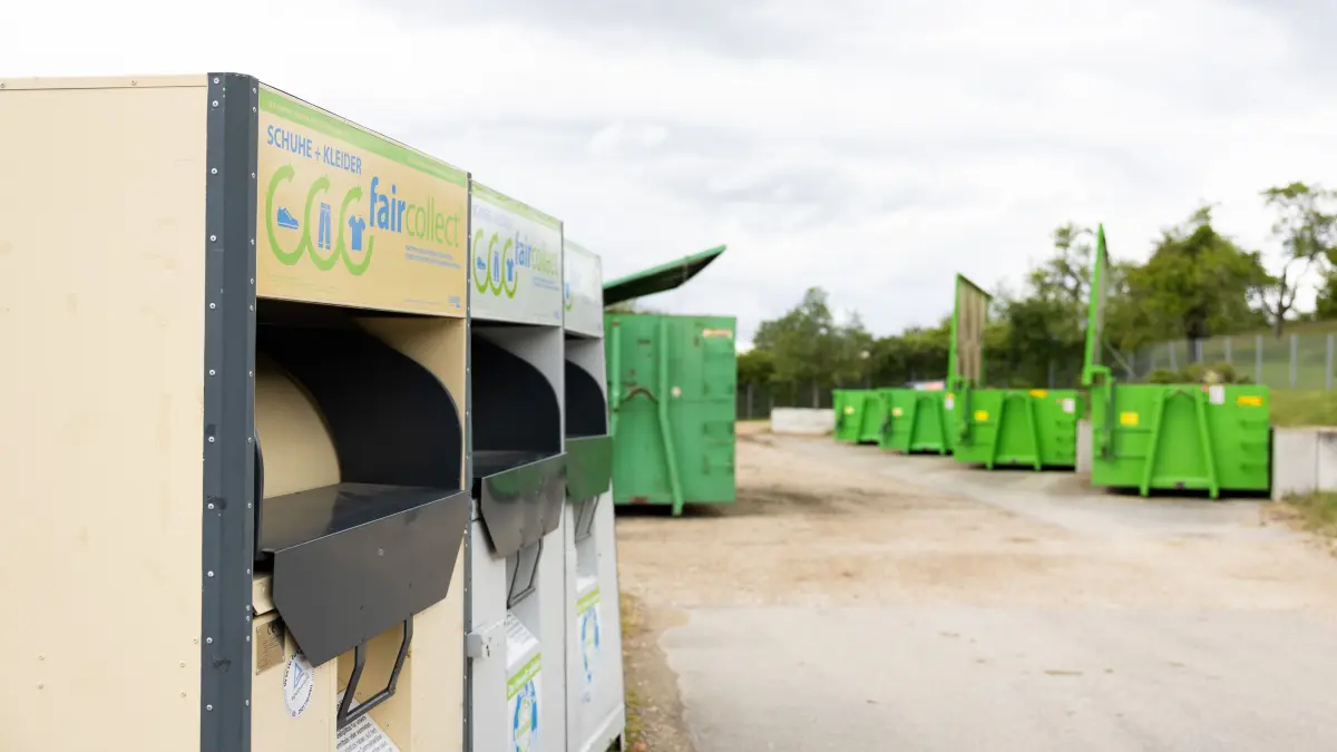 Auf dem Häckselplatz in Dettingen haben Gemeinde und Landkreis neue Container aufgestellt.