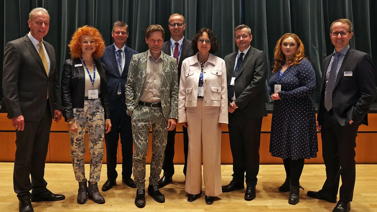 Dr. Jan Stefan Roell (Präsident IHK Ulm), Anke Traber (Vorsitzende der Geschäftsführung der Agentur für Arbeit Konstanz-Ravensburg), Axel Müller (MdB), Martin Buck (Präsident IHK Bodensee-Oberschwaben), Dr. Jörg Stratmann (Vorstandsvorsitzender der Rolls-Royce Power Systems AG), Petra Engstler-Karrasch (Hauptgeschäftsführerin IHK Ulm), Dr. Konstantinos Tsetsos (Head of Foresight beim Metis Institut für Strategie und Vorausschau und Berater der Bundesregierung), Agnieszka Brugger (MdB), Dr. Sönke Voss (Hauptgeschäftsführer IHK Bodensee-Oberschwaben)