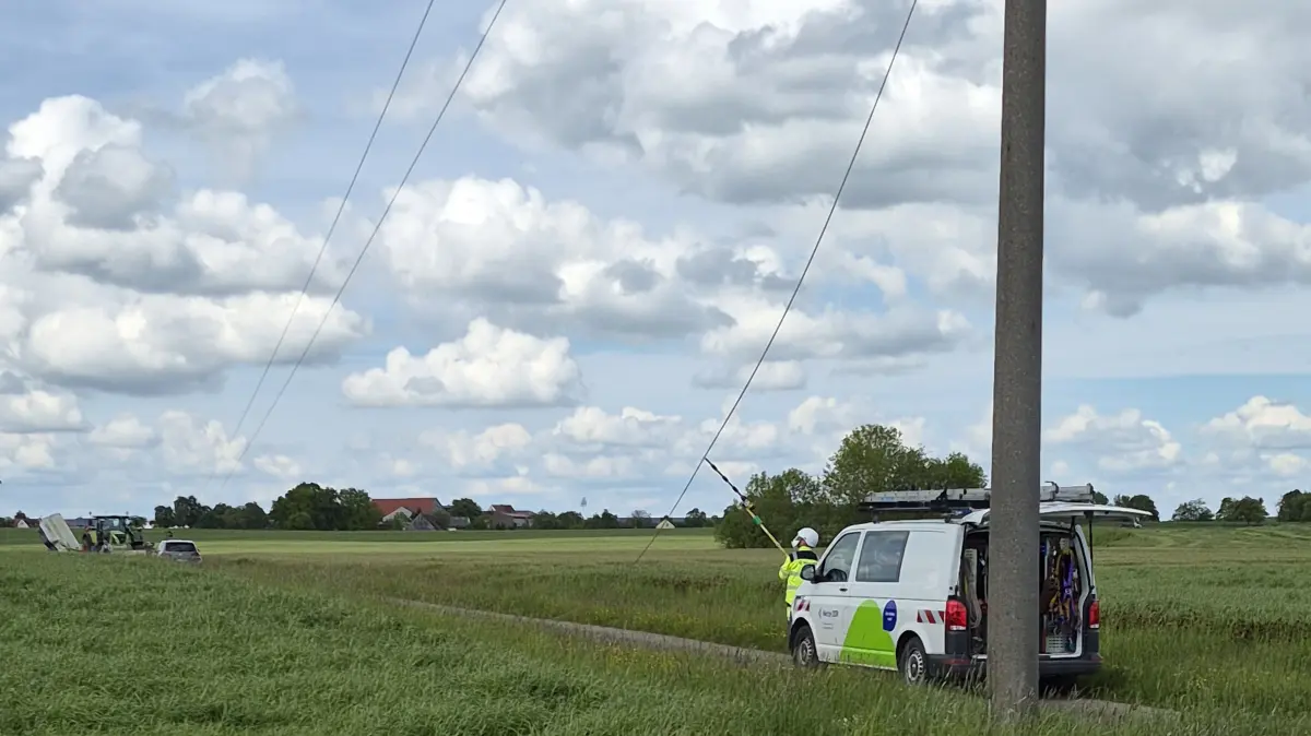 Bis zur Freischaltung durch den Netzbetreiber sicherten die Feuerwehrleute den Gefahrenbereich rund um die auf dem Boden liegende Stromleitung ab.
