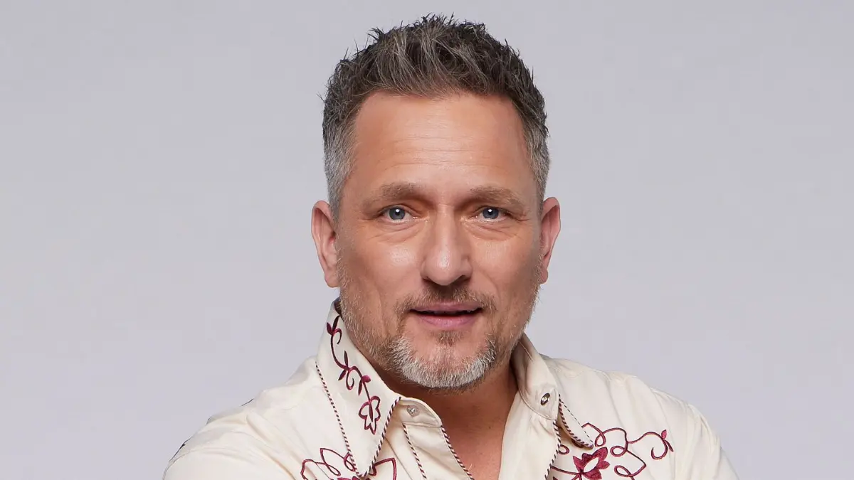 Michi (Lars Pape) gerät immer wieder mit Jo Gerner aneinander.