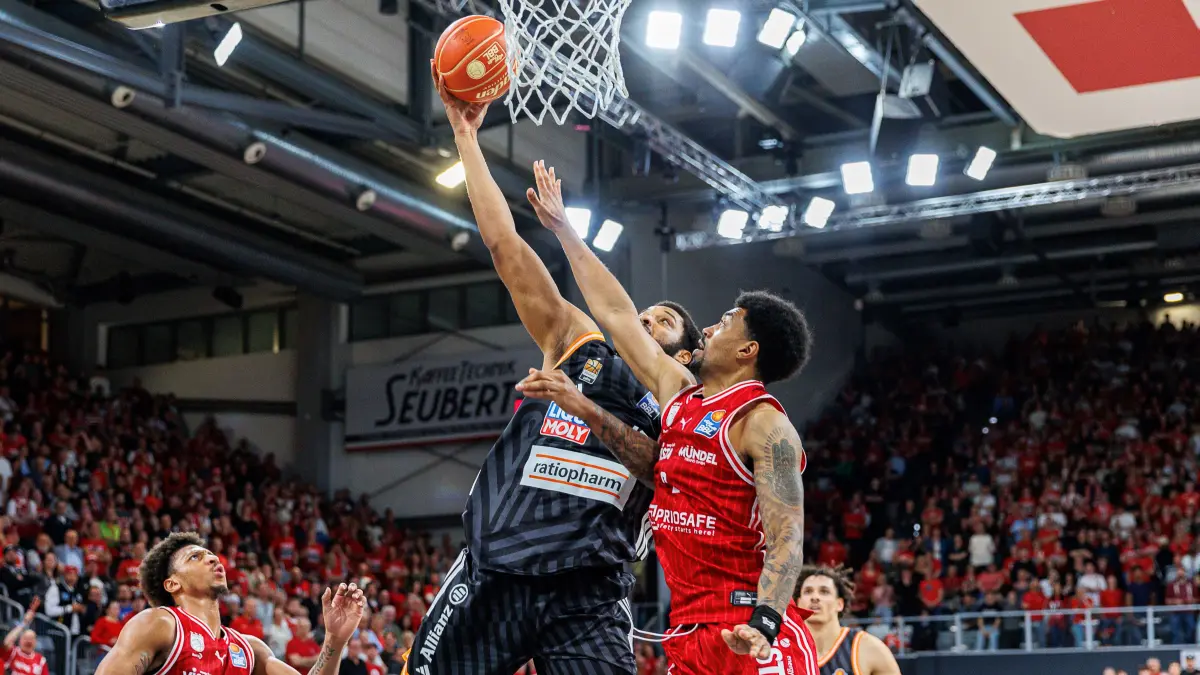BMA365 Bamberg Baskets vs. ratiopharm Ulm, Basketball, easyCredit BBL, Playoff Viertelfinale, Spiel 2, 18.05.2026: Joel Soriano (ratiopharm Ulm, #12), Ibi Watson (BMA365 Bamberg Baskets, #02),
BMA365 Bamberg Baskets vs. ratiopharm Ulm, Basketball, easyCredit BBL, Playoff Viertelfinale, Spiel 2, 18.05.2026
Foto: Eibner-Pressefoto/Guener Santemiz