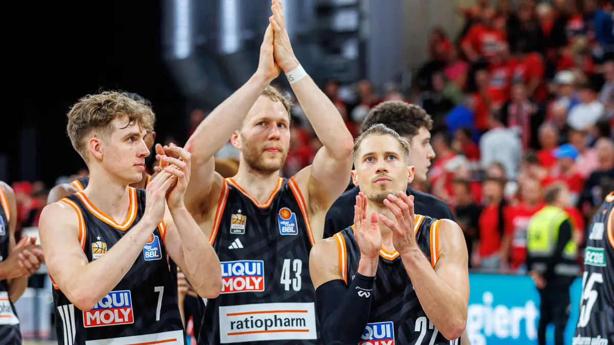 BMA365 Bamberg Baskets vs. ratiopharm Ulm, Basketball, easyCredit BBL, Playoff Viertelfinale, Spiel 2, 18.05.2026: Tobias Jensen (ratiopharm Ulm, #07), Christian Sengfelder (ratiopharm Ulm, #43), Thomas Klepeisz (ratiopharm Ulm, #22),
enttaeuscht, Enttaeuschung, negative Emotionen, negative Emotion, Spielende,
BMA365 Bamberg Baskets vs. ratiopharm Ulm, Basketball, easyCredit BBL, Playoff Viertelfinale, Spiel 2, 18.05.2026
Foto: Eibner-Pressefoto/Guener Santemiz