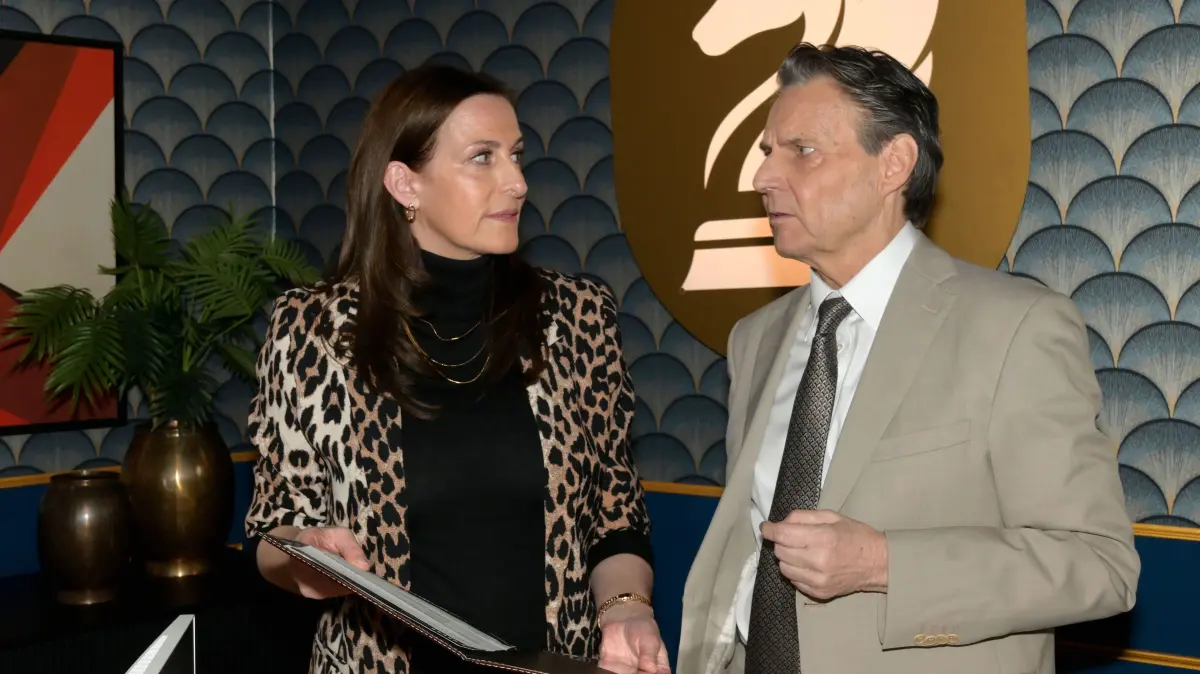 Katrin (Ulrike Frank) und Jo Gerner (Wolfgang Bahro) nehmen eine andere Serienrolle wegen Zoes Mord ins Visier.
