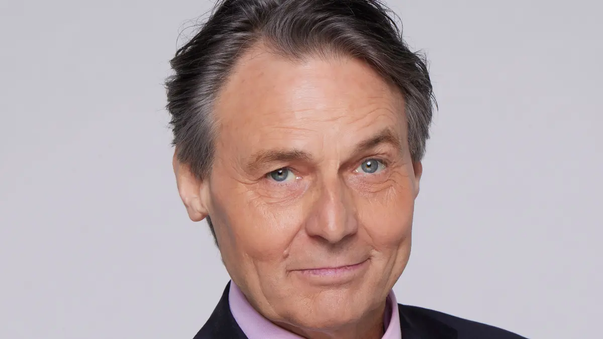 Jo Gerner (Wolfgang Bahro) geht auf einen GZSZ-Serienliebling los.