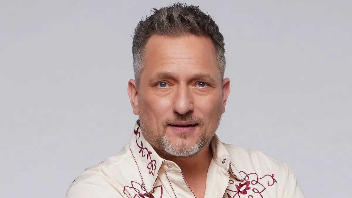 Michi (Lars Pape) bekommt von Gerner einen fiesen Spruch gedrückt.