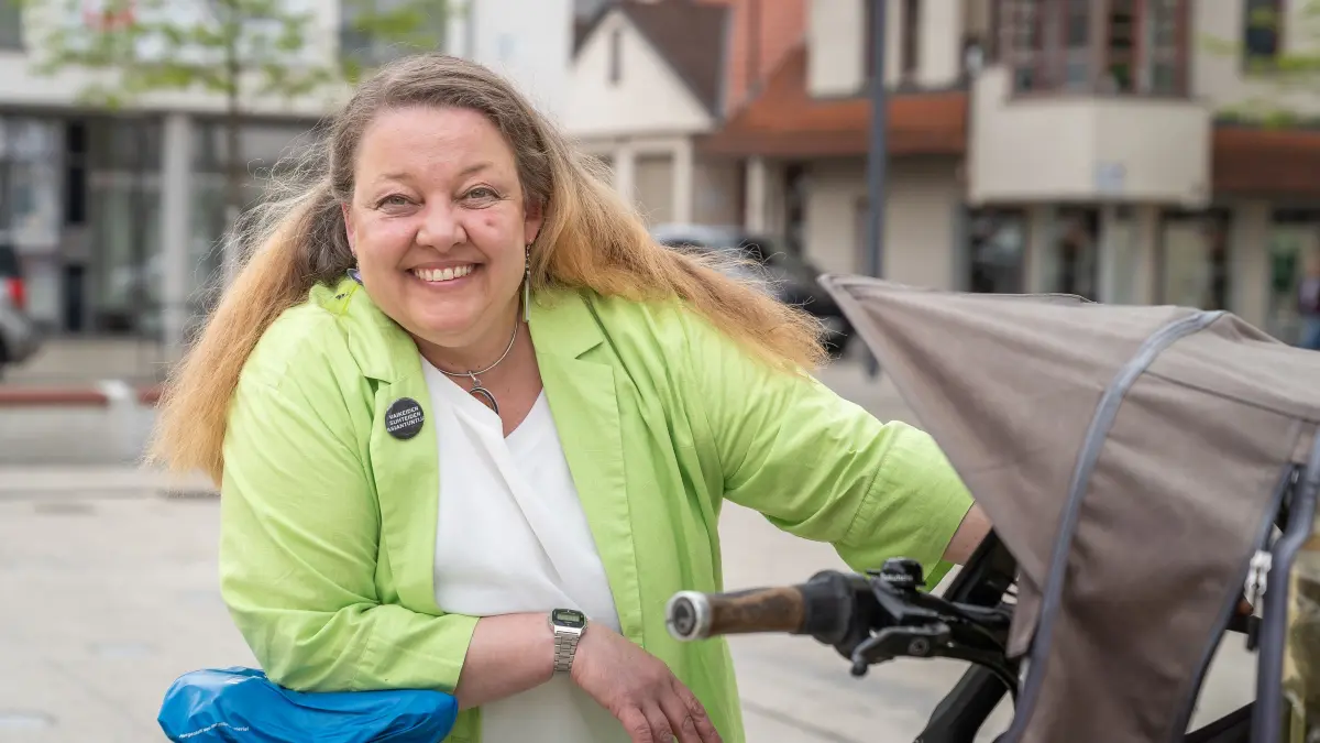 Claudia Jochen ist meistens mit ihrem grünen Lastenrad in Mössingen unterwegs. Mehr Grün würde sie sich auch für die Mössinger Mitte wünschen.