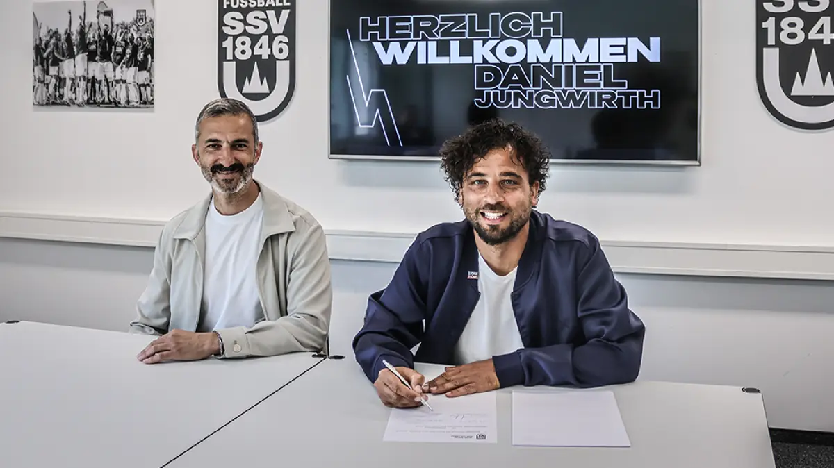 Der Vertrag ist unterschrieben: Daniel Jungwirth (rechts) übernimmt den SSV Ulm 1846 Fußball als Cheftrainer. Gemeinsam mit Sportdirektor Murat Isik soll er das Team in der Regionalliga Südwest stabilisieren.