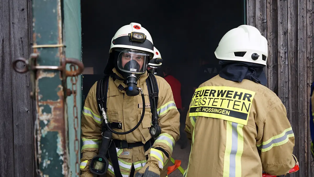 Unter Atemschutz drangen die Feuerwehrleute in die zu Übungszwecken verrauchte Scheune ein.
