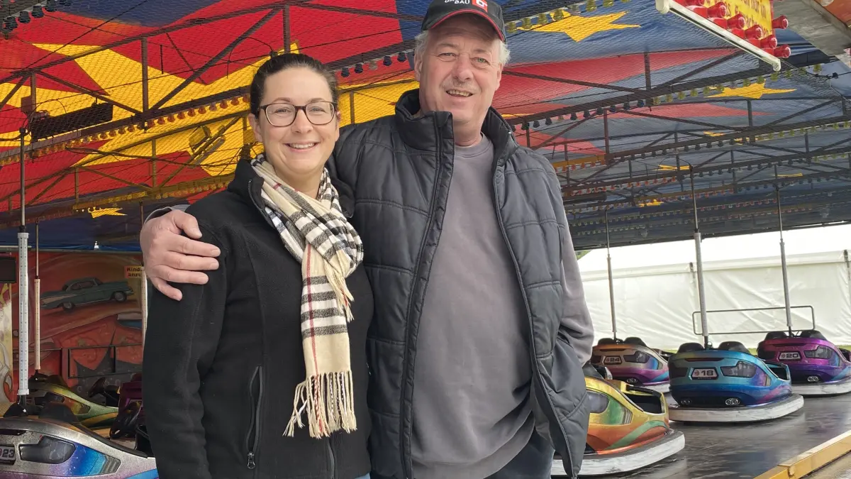 Erik Christ mit seiner Tochter Kristina vor dem familieneigenen Auto-Scooter, schon seit 35 Jahren im Besitz der Christs. Für Auto-Scooter offenbar kein Alter: Bei guter Wartung hielten sie locker doppelt so lange.