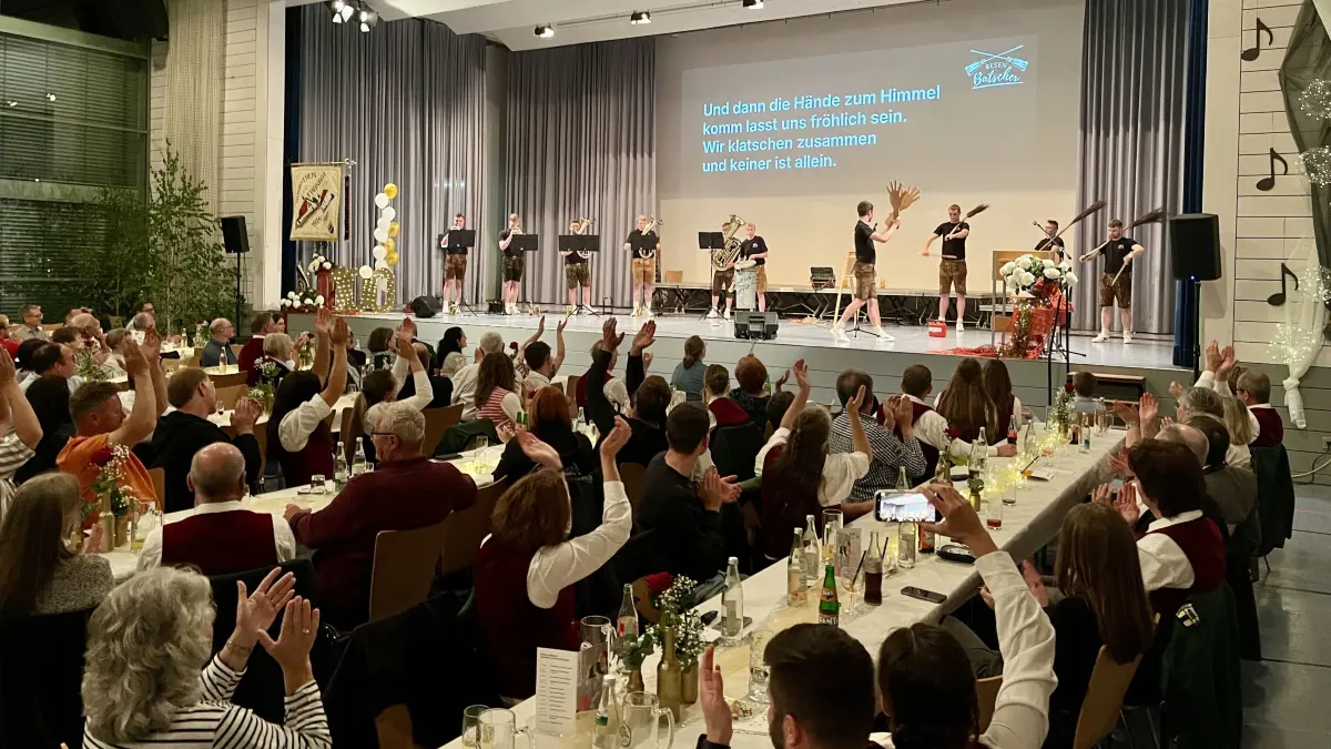 Der letzte Programmpunkt, das Revival der "Besenbatscher", begeistert die rund 370 Gäste in der Bühlertalhalle merklich. Sie klatschen mit, singen die Texte und jubeln laut. (Jubiläum Musikverein Fronrot)