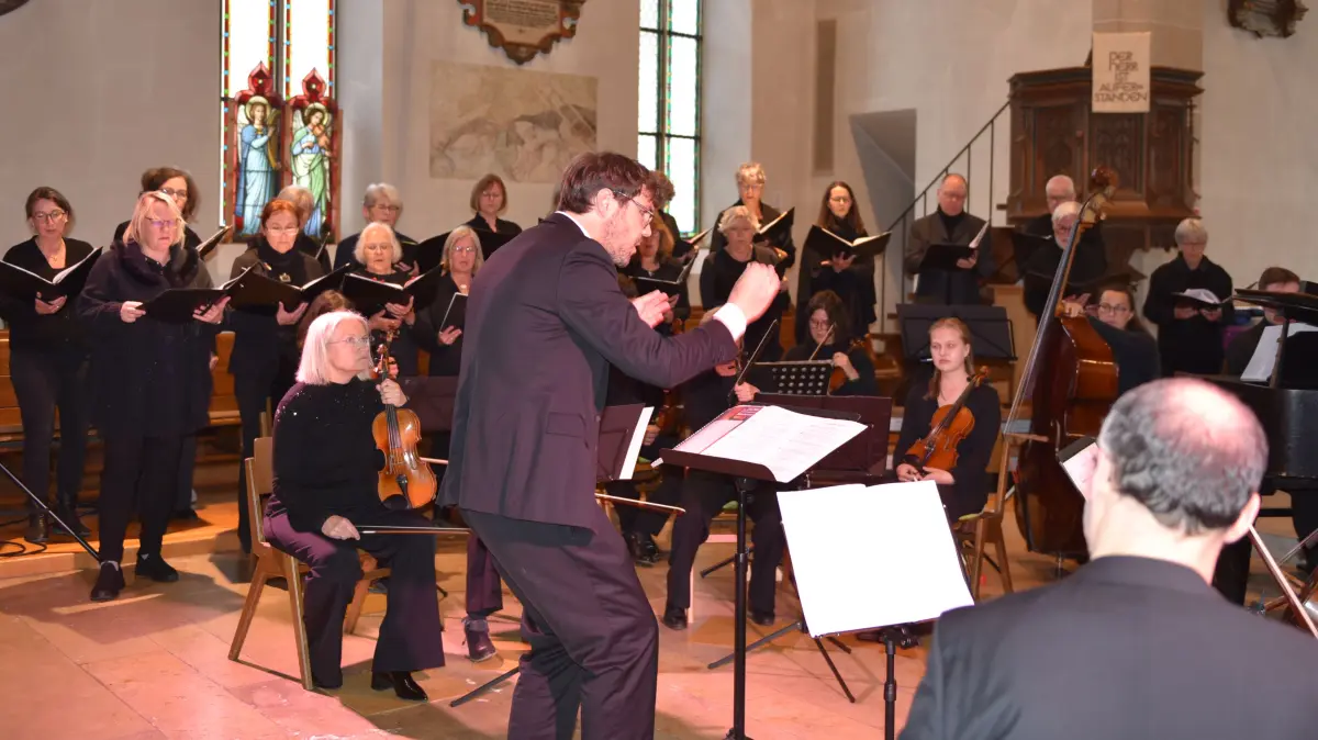 Cornelius Weißert führte mit der Bezirkskantorei die "Mass" von Steve Dobrogosz auf.
