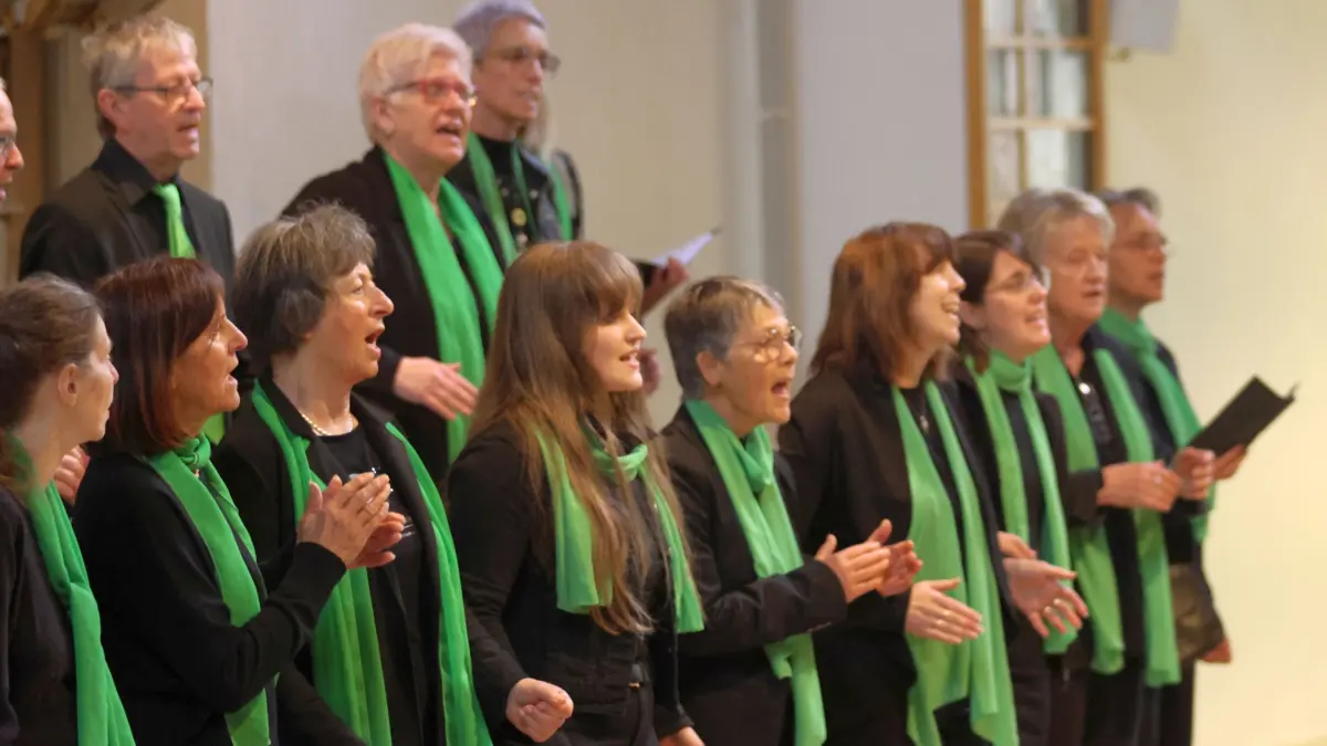 Der Open-Hearts-Gospelchor in Aktion. Viele Stimmen, ein gemeinsamer Atem. Man sieht: Das ist nicht nur Auftritt, sondern ein länger geprobter Umgang mit der Idee, dass Gemeinschaft auch klingen kann. Und in dem Fall erstaunlich gut.